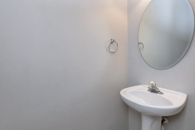 Building Photo - End-Unit 3br/2.5bth Townhome in Villages o...