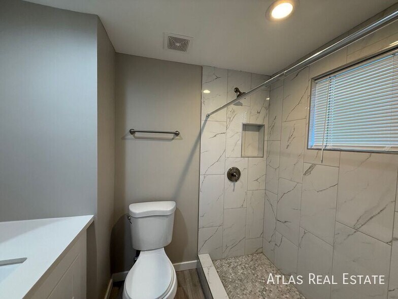 Building Photo - 3412 W Orangewood Ave