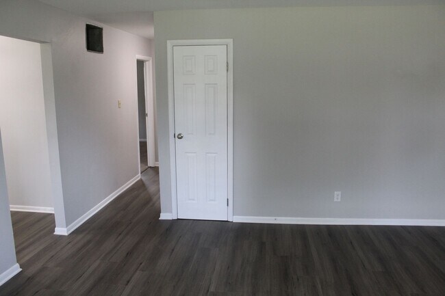 Building Photo - 2 BR Duplex in Avon!
