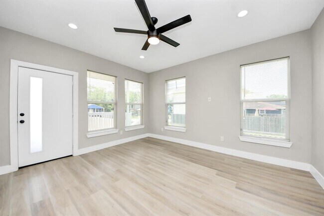 Building Photo - 819 E 40th St