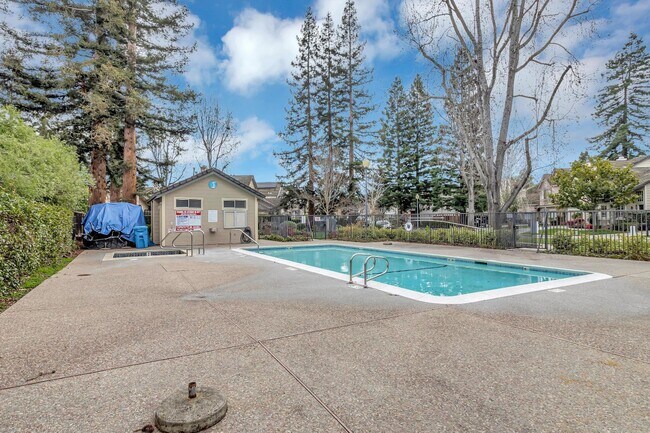 Building Photo - 302 Tadley Ct