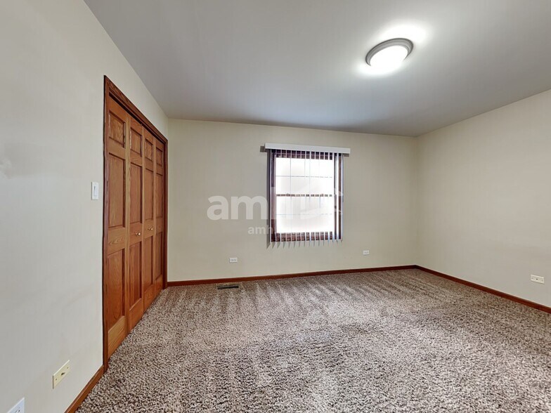 Building Photo - 2815 Sharon Dr