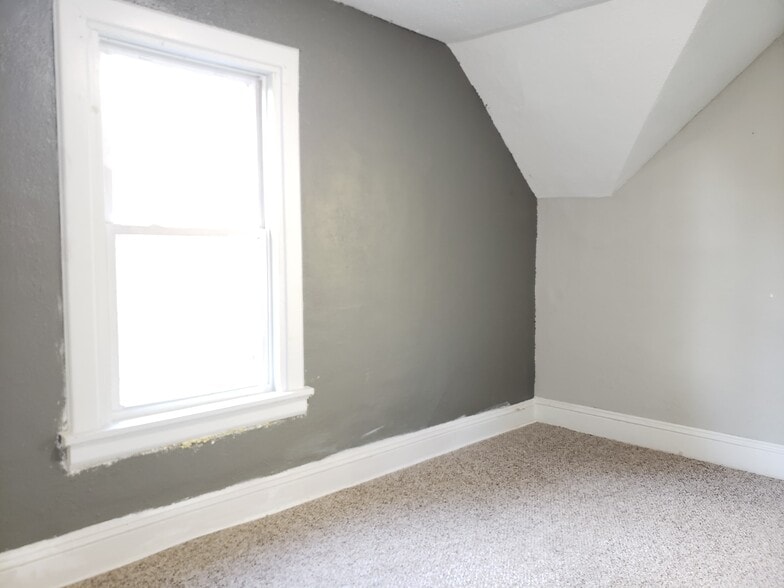 Bedroom 3 - 678 Jessamine Ave E