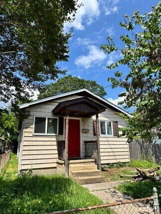 Building Photo - Cozy 3 bed 1.5 bath with Backyard