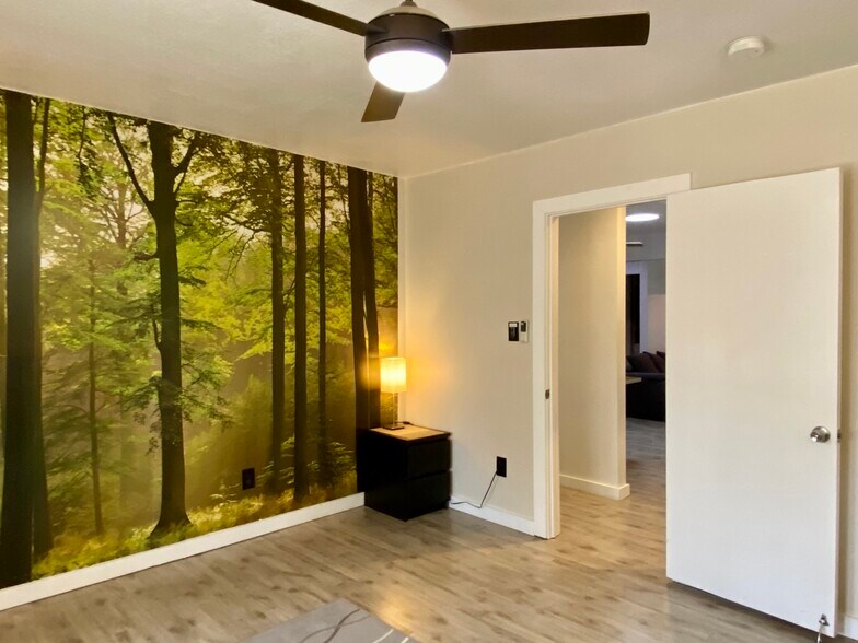 Building Photo - 1043 Sanborn Ave