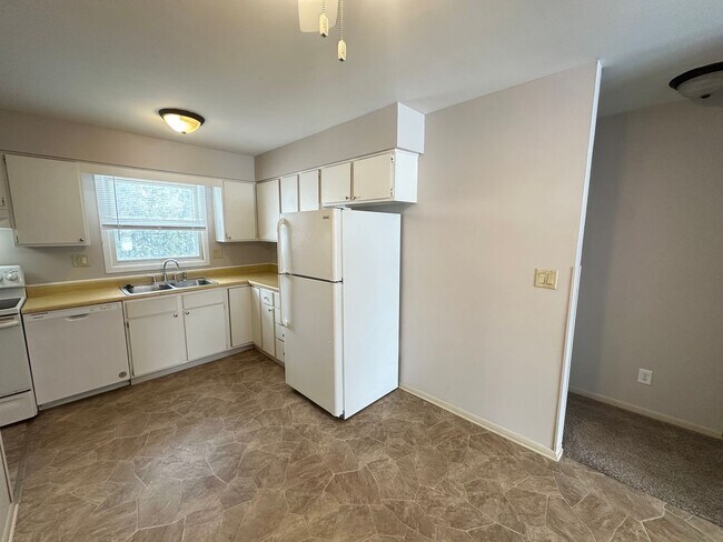 Building Photo - 1837-1837 Post Rd