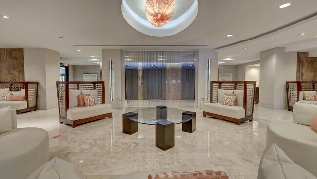 Building Photo - 2555 Collins Ave