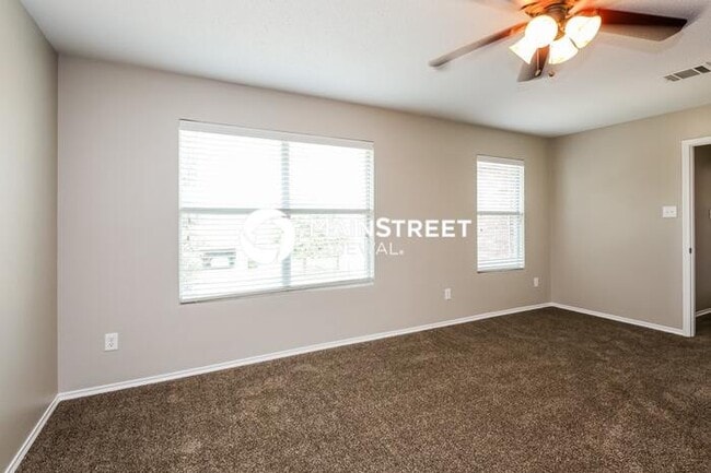 Building Photo - 5 Bedroom Pet-Friendly Home in Fort Worth, TX with Main Street Renewal