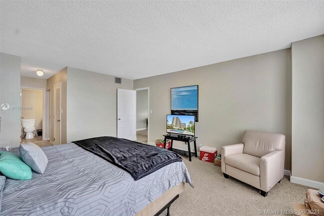 Building Photo - 3800 S Ocean Dr