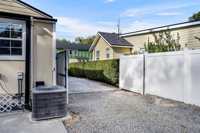 Building Photo - 1027 N Hampton Ave