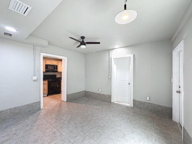 Building Photo - 4345 Mt Vernon Ave