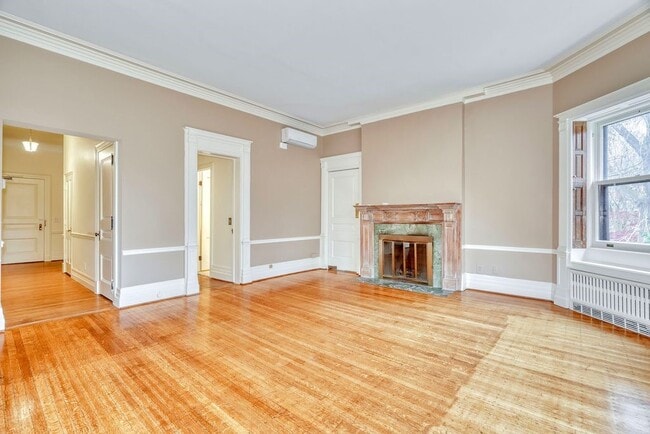 Building Photo - 987 East Ave