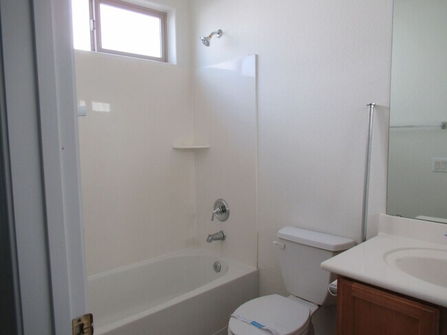 Building Photo - 4 Bedroom / 3.5 Bath Chandler Home in Gated Lake Community!