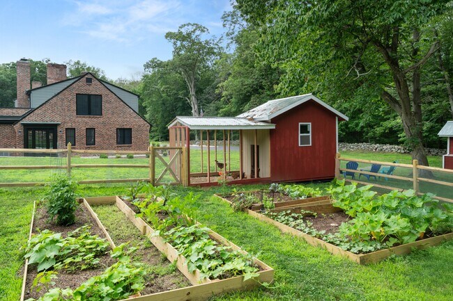 Building Photo - 372 Tucker Hill Rd