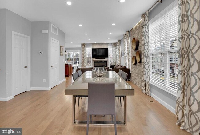 Building Photo - 42598 Chisholm Dr
