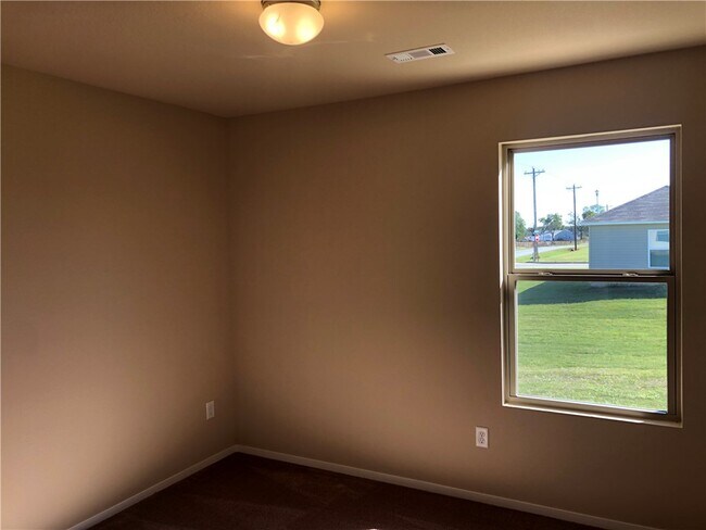 Building Photo - 602 W Pittsfield