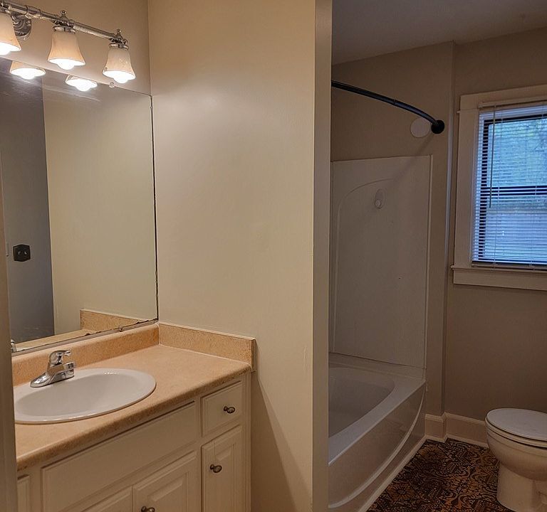 Building Photo - 804 Davis Ave