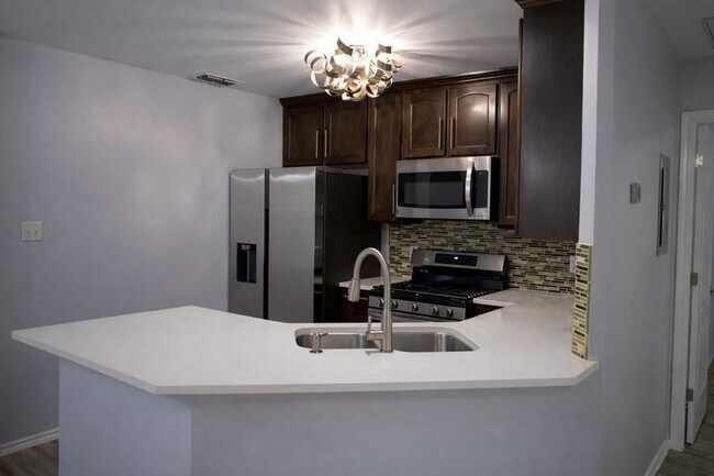 Building Photo - 427 Peyramale Ct