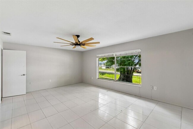Building Photo - 400 E Silver Star Rd