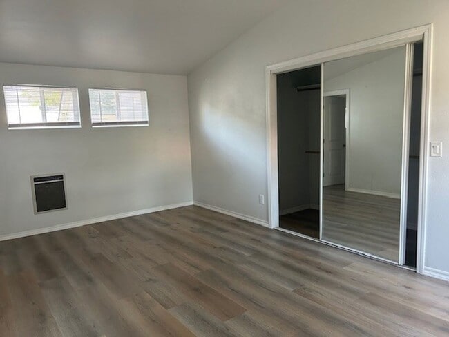 Building Photo - Great Downtown Location