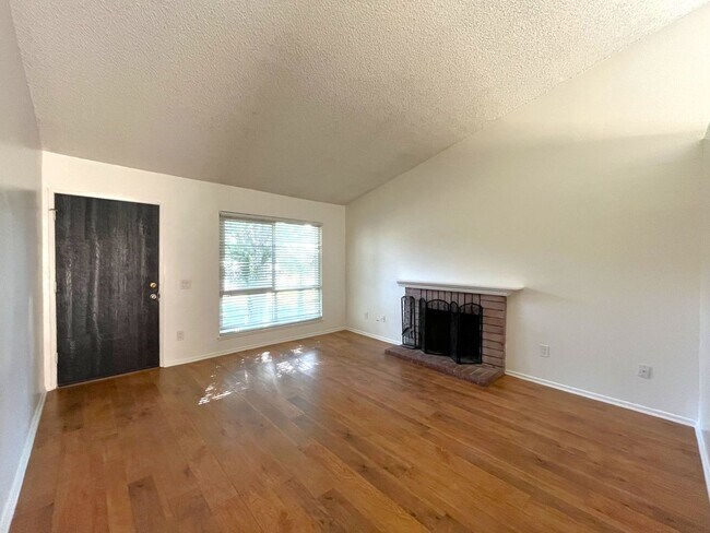 Building Photo - 3 bed, 2 bath located in Riverside!