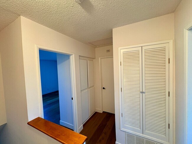 Building Photo - Amazing Two Bed 1.5 Bath Condo - University Heights - Garage & Driveway Parking