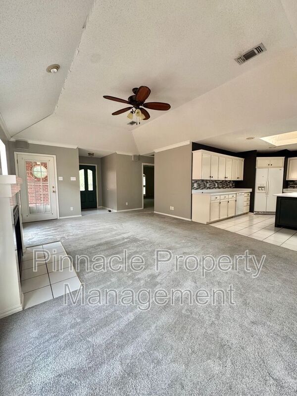 Building Photo - 10 Southridge Dr