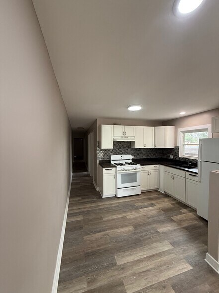 Building Photo - 1506 W 127th St