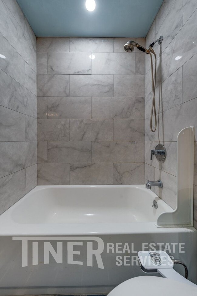 Building Photo - 324 Bridge Pl