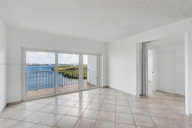 Building Photo - 500 Bayview Dr