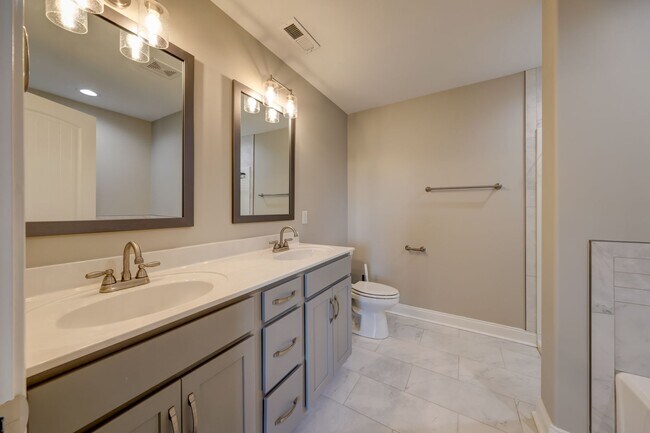 Building Photo - Sharp 3 bed 2 bath with Bonus room and nice fenced yard.