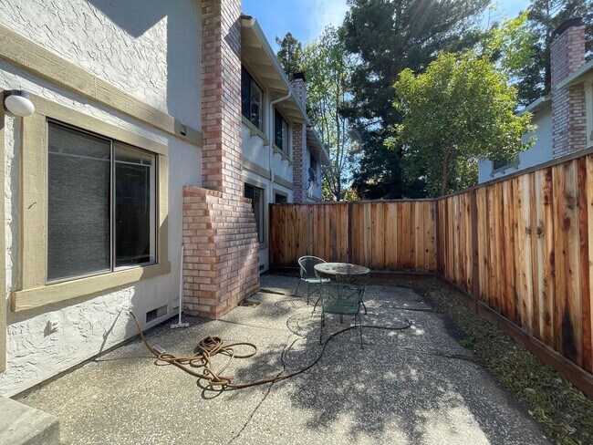 Building Photo - 3bd/2ba - Santa Clara Townhouse with 2 Car Garage