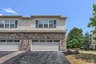 Building Photo - 3 Bedroom Attached home