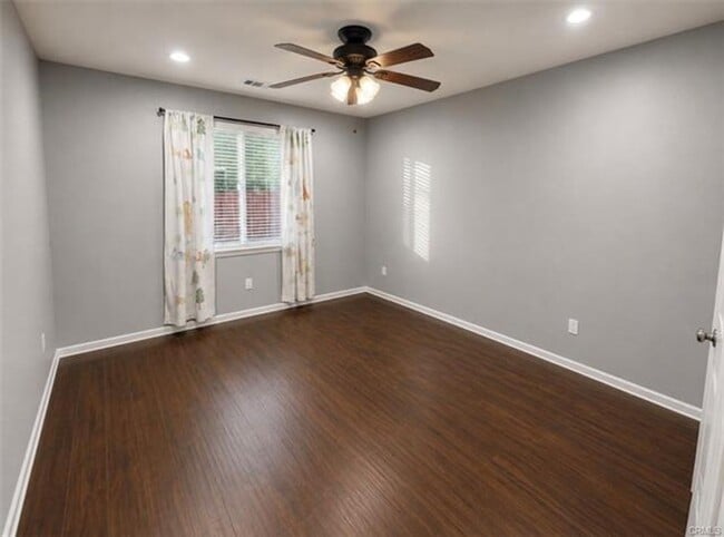 Building Photo - Spacious Single Story Home