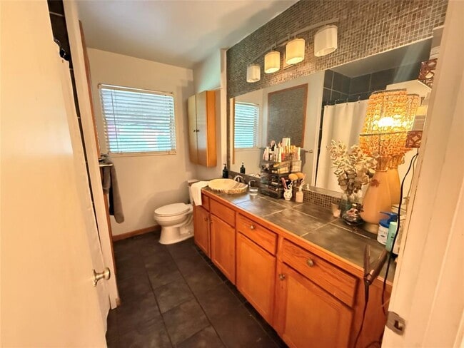 Building Photo - 1205 Fieldcrest Dr