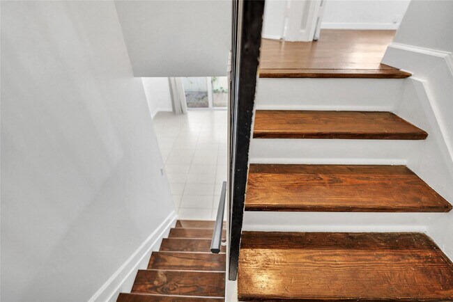 Building Photo - 4550 SW 68th Ct