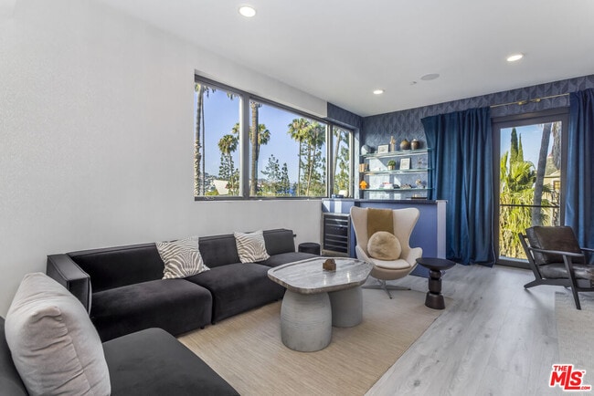 Building Photo - 137 N Doheny Dr