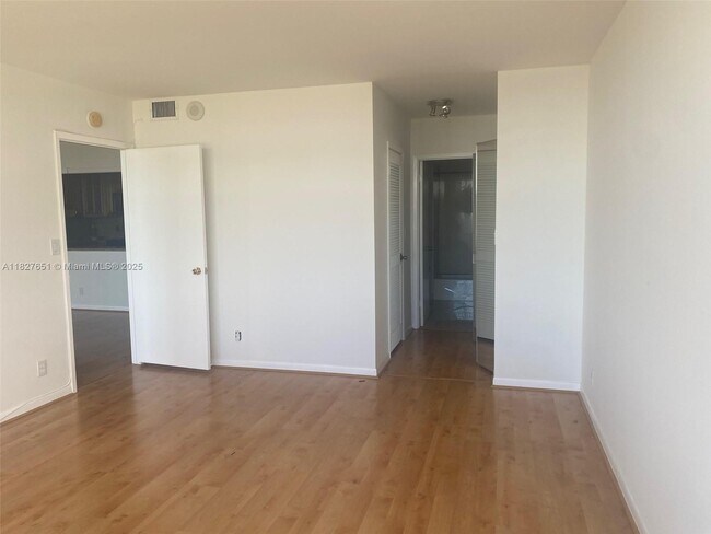 Building Photo - 2500 Parkview Dr
