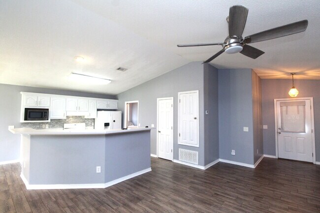 Building Photo - Spacious Southwest Pensacola Home with 2-Car Garage & Fenced Yard – ½ Off First Month’s Rent!