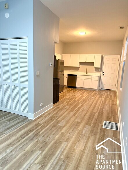 Building Photo - 942 N Elston Ave