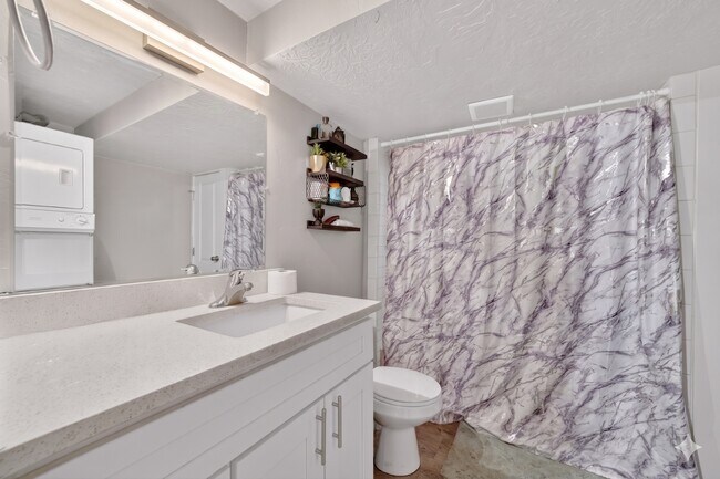 Building Photo - 7879 Oak St