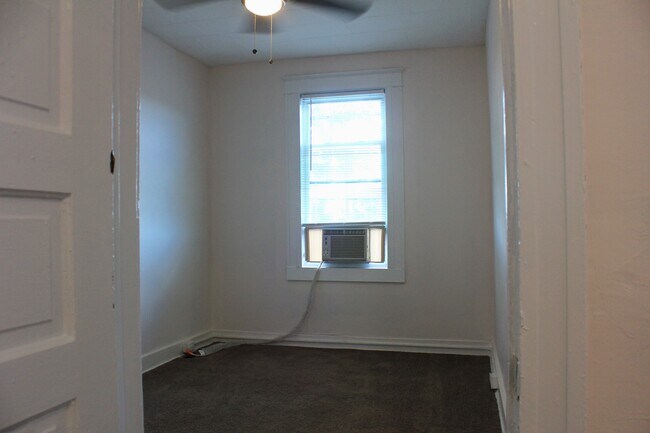 Building Photo - 1106 N Kenwood Ave