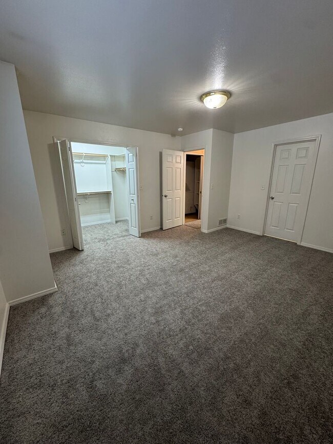 Building Photo - 100 Burton St