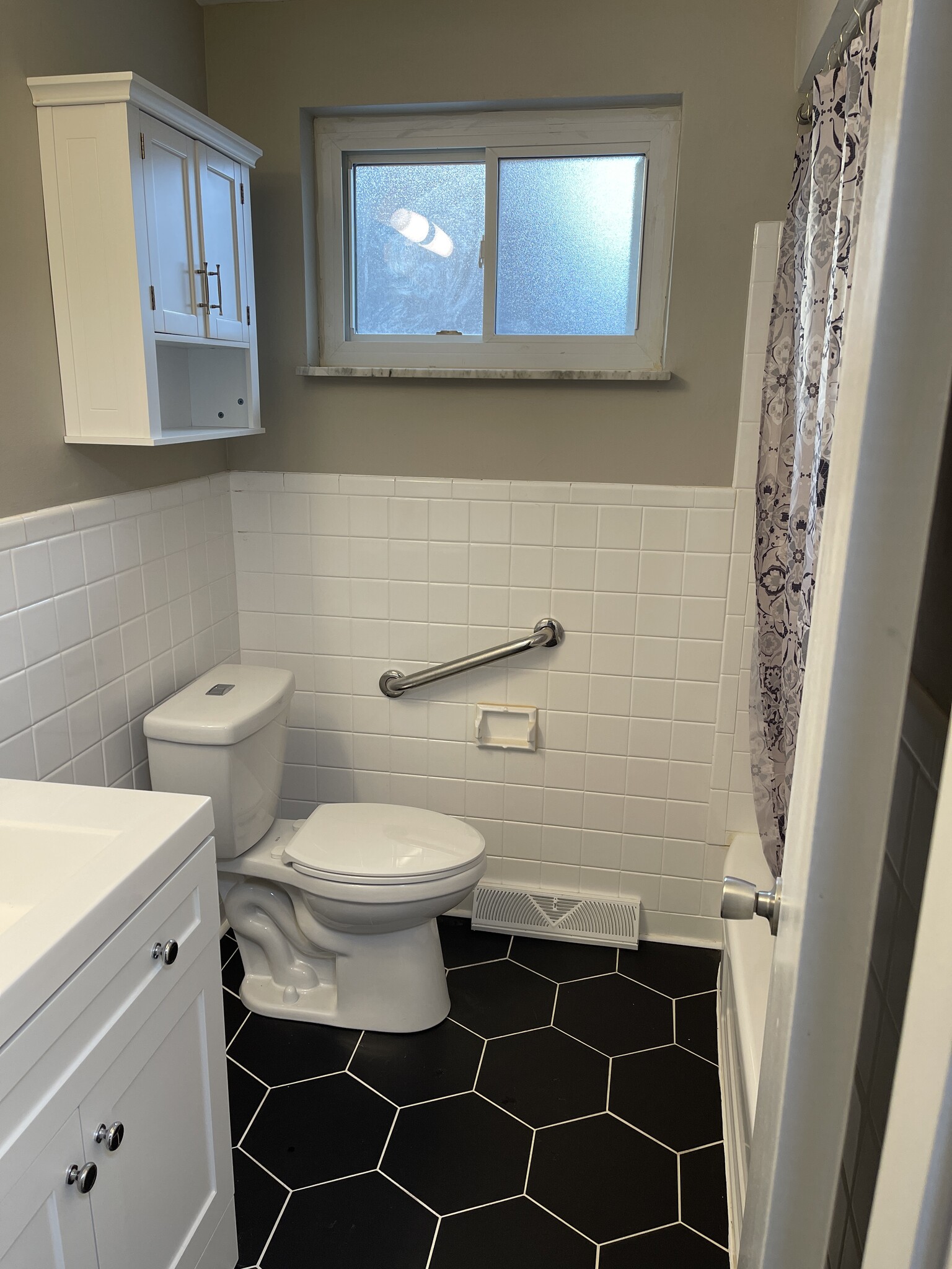 Building Photo - 7725 Bowen Ave