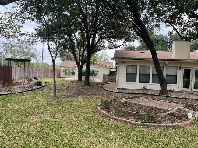 Building Photo - 670 Farm to Market 1626