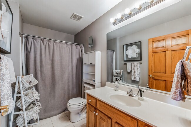Building Photo - 3003 Saganashkee Ln