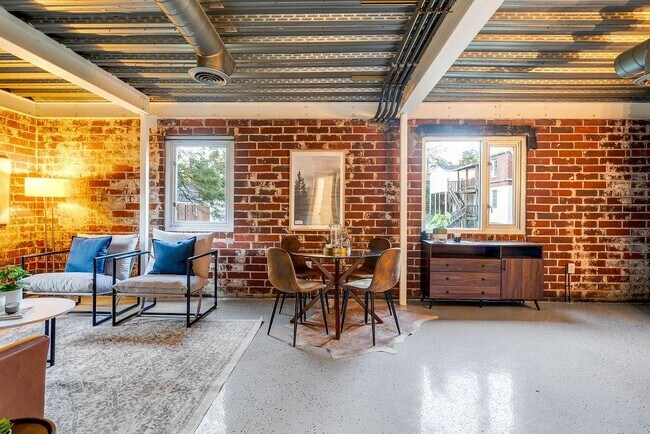 Building Photo - 15 Burbank Dr SW