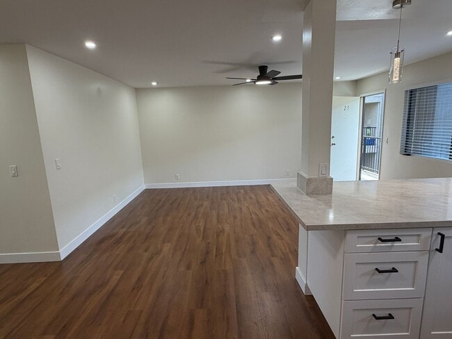 Building Photo - Updated 2 Bedroom 2 Bathroom Condo with Pool, Spa and Parking. Offering 6 month lease.