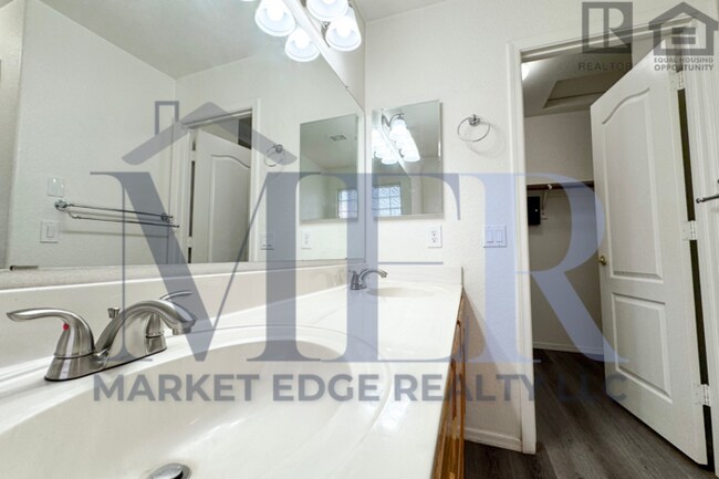 Building Photo - 3Bed/2Bath House at 51st Ave/Loop 101! $399 MOVE-IN SPECIAL! Move-In Ready on 01/08/2026!