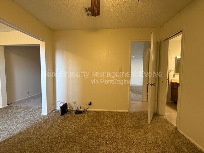 Building Photo - 502 W Yukon Dr